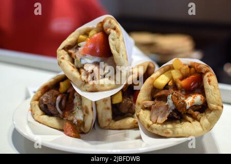 Athen, Griechenland. 4.. Juni 2022. Ein Koch bereitet das traditionelle Street Food „Souvlaki Pitta“ in einem Restaurant zu. Der Preis für Griechenlands beliebtestes Street Food steigt in die Höhe, da die Inflation im Mai von 10,2 Prozent im April auf rund 10,7 Prozent gestiegen ist und damit den höchsten Stand seit 28 Jahren erreicht hat. (Bild: © Dimitris Aspiotis/Pacific Press über ZUMA Press Wire) Stockfoto