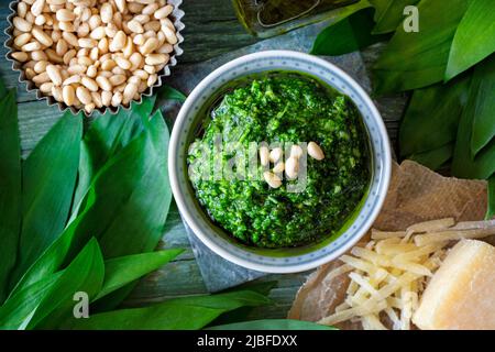 Hausgemachtes Bärlauch-Pesto auf dunklem Holzhintergrund Stockfoto