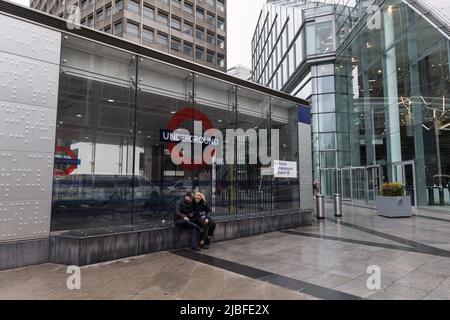 London, Großbritannien. 06.. Juni 2022. Während der morgendlichen Hauptverkehrszeit sitzen Menschen vor der geschlossenen Victoria Station, da die Londoner U-Bahn-Dienste aufgrund von Arbeitskampfmaßnahmen stark abgelenkt werden. Mitglieder der RMT-Gewerkschaft führen in einem anhaltenden Streit mit Transport for London über Arbeitsplätze und Renten einen 24-stündigen Streik durch. Quelle: Wiktor Szymanowicz/Alamy Live News Stockfoto