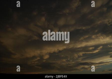 Mammatus Wolken nach einem Gewitter an einem Abend. Stockfoto