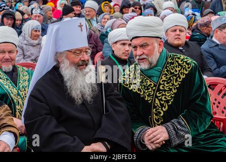 Bolgar, Tatarstan, Russland. 21.Mai 2022. Ein Treffen zwischen einem orthodoxen Priester und einem islamischen Imam. Die friedliche Existenz zweier Kulturen. Stockfoto