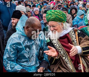 Bolgar, Tatarstan, Russland. 21.Mai 2022. Der islamische Mufti spricht mit einem afrikanischen Mann. Stockfoto