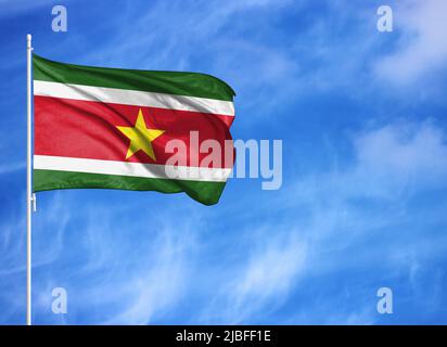 Nationalflagge von Suriname auf einem Fahnenmast Stockfoto
