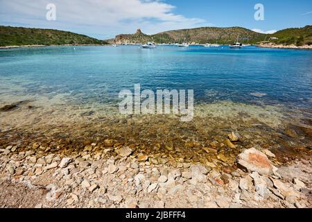 Türkisfarbenes Wasser in der Küstenlandschaft der Insel Cabrera. Balearen. Spanien Stockfoto