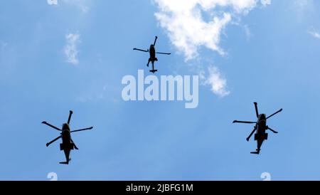 Eine Formation aus einem Wildcat (Royal Navy) und zwei Merlin (Royal Navy) Helicopters fliegt über den Admiralty Arch, als erstes Element der Vorbeiflug, um das Platin-Jubiläum der Königin 2022 zu feiern Stockfoto