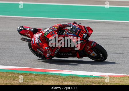 Francesco Bagnaia aus Italien von Ducati Lenovo Team mit Ducati während des MotoGP freien Trainings von Gran Premio Monster Energy de Catalunya auf dem Circuit d Stockfoto