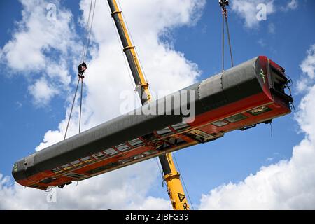 Garmisch Partenkirchen, Deutschland. 06.. Juni 2022. Ein Wagen wird von zwei Kränen auf die Hauptstraße gehoben. Drei Tage nach dem Zugunfall in Garmisch-Partenkirchen gehen die Sanierungsarbeiten voran.Quelle: Angelika Warmuth/dpa/Alamy Live News Stockfoto