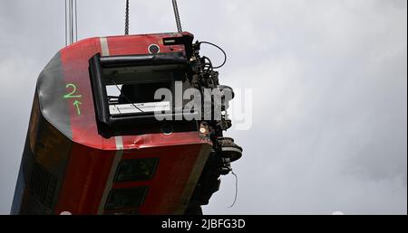 Garmisch Partenkirchen, Deutschland. 06.. Juni 2022. Ein Wagen wird von zwei Kränen auf die Hauptstraße gehoben. Drei Tage nach dem Zugunfall in Garmisch-Partenkirchen gehen die Sanierungsarbeiten voran.Quelle: Angelika Warmuth/dpa/Alamy Live News Stockfoto