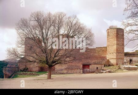 CASTILLO Y MURALLAS ARABES - RECINTO DEFENSIVO DE ORIGENES ARABE S XI/S XIV. LAGE: CASTILLO / RECINTO AMURALLADO. BUITRAGO DEL LOZOYA. MADRID. SPANIEN. Stockfoto