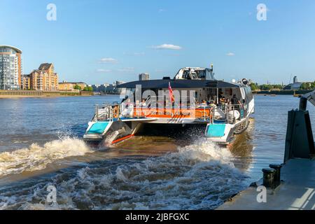 Uber-Boot von Thames Clippers, Wasserbus-Transportservice an der Themse, Deptford, London, England, Großbritannien Stockfoto