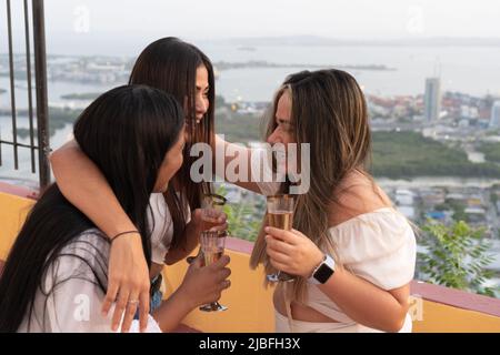 Drei Freunde Genießen Cocktails Bei Einer Party Im Freien Stockfoto