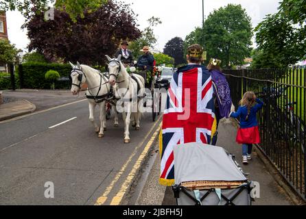 Windsor, Großbritannien. 5.. Juni 2022. Ein Mann trägt seinen Picknickkorb in einem Trolley nach Hause, während ein Pferd und eine Kutsche an ihm vorbeifahren. Windsor war heute am vierten und letzten Tag der Feierlichkeiten zum Platin-Jubiläum wieder voll beschäftigt. Quelle: Maureen McLean/Alamy Live News Stockfoto