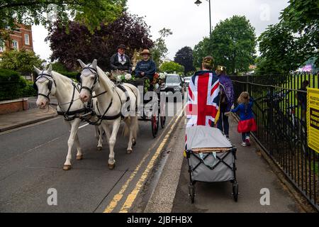 Windsor, Großbritannien. 5.. Juni 2022. Ein Mann trägt seinen Picknickkorb in einem Trolley nach Hause, während ein Pferd und eine Kutsche an ihm vorbeifahren. Windsor war heute am vierten und letzten Tag der Feierlichkeiten zum Platin-Jubiläum wieder voll beschäftigt. Quelle: Maureen McLean/Alamy Live News Stockfoto