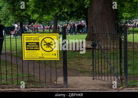 Windsor, Großbritannien. 5.. Juni 2022. Ein Schild ohne Drohne auf dem langen Weg. Tausende kamen heute zum Long Walk in Windsor, um an Windsor's Big Lunch zum Platinum Jubilee teilzunehmen. Tische säumten den langen Spaziergang und Prinz Edward, der Graf von Wessex und Sophie, die Gräfin von Wessex, kamen, um die Partygänger zu treffen. Quelle: Maureen McLean/Alamy Live News Stockfoto