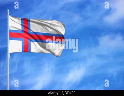 Nationalflagge der Färöer Inseln auf einem Fahnenmast Stockfoto