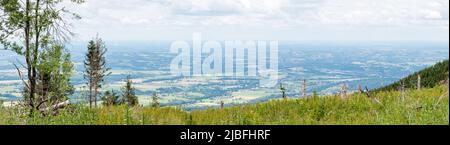 Blick auf das Gebiet der Städte Třinec, Český Těšín, Frýdek-Místek und Karviná vom Javorový-Gebirge in den Beskiden. Schlesien, Tschechische Republik Stockfoto