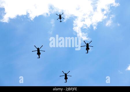 Eine Formation aus 1 x Wildcat (Royal Marines, Royal Navy), 3 x Merlin (Royal Navy) Helicopters als drittes Element der Vorbeifliege zur Feier des Platin-Jubiläums der Königin 2022 Stockfoto