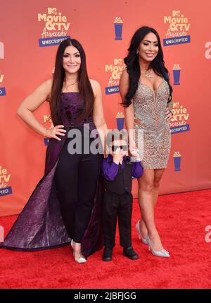 SANTA MONICA, CA - 02. JUNI: Deena Nicole Cortese und Angelina Pivlick nehmen an den MTV Movie & TV Awards 2021 Teil: UNSCRIPTED on June 2, 2022 at Barker Ha Stockfoto