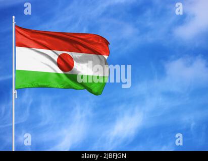 Nationalflagge von Niger auf einem Fahnenmast Stockfoto
