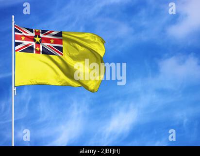 Nationalflagge von Niue auf einem Fahnenmast Stockfoto