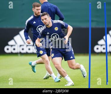 Der schottische John McGinn während einer Trainingseinheit im Oriam, Edinburgh. Bilddatum: Montag, 6. Juni 2022. Stockfoto