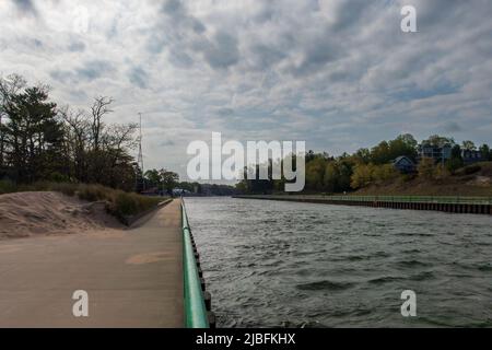 Pentwater, MI - 20. Mai 2022: Promenade auf dem Kanal, der in die kleine Stadt führt Stockfoto