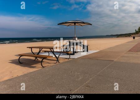 Leere Strandmöbel an einem wunderschönen Michigan Sandstrand Stockfoto