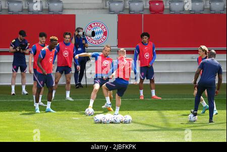 Die Engländer Harry Kane und Jarrod Bowen mit Teamkollegen während einer Trainingseinheit auf dem FC Bayern Campus, München. Bilddatum: Montag, 6. Juni 2022. Stockfoto