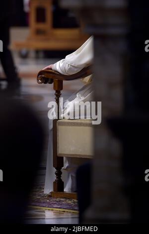 Vatikanstadt, Vatikanstadt. 05.. Juni 2022. Papst Franziskus hielt die Predigt während einer Pfingstmesse im Petersdom im Vatikan am Sonntag, den 5. Juni 2022. Kredit: dpa/Alamy Live Nachrichten Stockfoto