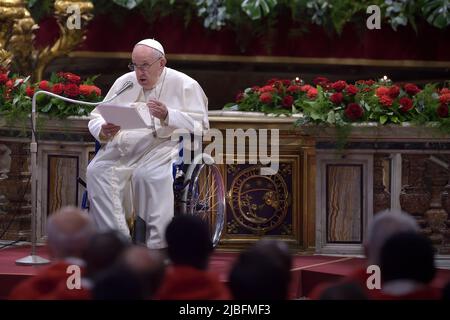 Vatikanstadt, Vatikanstadt. 05.. Juni 2022. Papst Franziskus hielt die Predigt während einer Pfingstmesse im Petersdom im Vatikan am Sonntag, den 5. Juni 2022. Kredit: dpa/Alamy Live Nachrichten Stockfoto