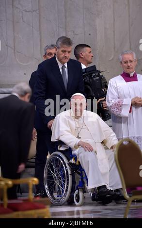 Vatikanstadt, Vatikanstadt. 05.. Juni 2022. Papst Franziskus hielt die Predigt während einer Pfingstmesse im Petersdom im Vatikan am Sonntag, den 5. Juni 2022. Kredit: dpa/Alamy Live Nachrichten Stockfoto