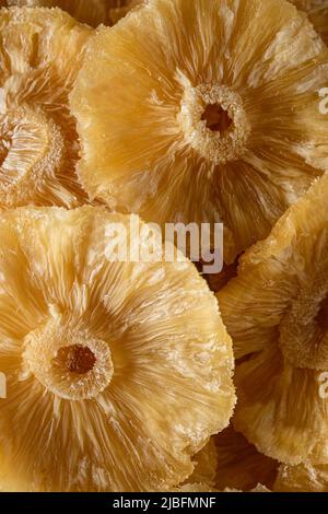 Nahaufnahme von oben von getrockneten Ananasscheiben Stockfoto