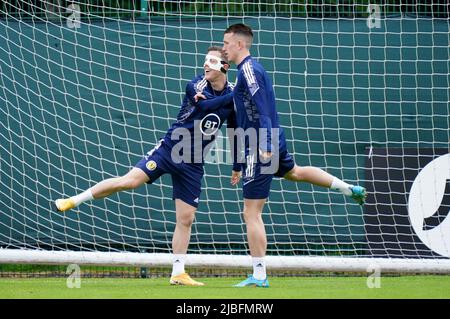 Callum McGregor aus Schottland (links) und David Turnbull während einer Trainingseinheit im Oriam, Edinburgh. Bilddatum: Montag, 6. Juni 2022. Stockfoto