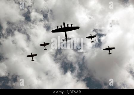 Eine Lancaster, die in Formation mit zwei Spitfires und zwei Hurricanes aus dem Battle of Britain Memorial Flight fliegt, den 6. Elementen der Vorbeiflug zur Feier des Platin-Jubiläums der Königin 2022 Stockfoto