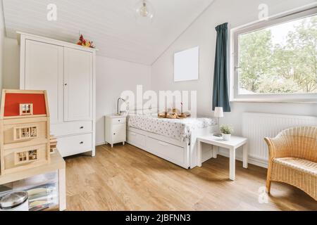 Interieur von sonnendurchfluteten Schlafzimmer des Kindes mit modernen Möbeln und Spielzeug tagsüber zu Hause Stockfoto