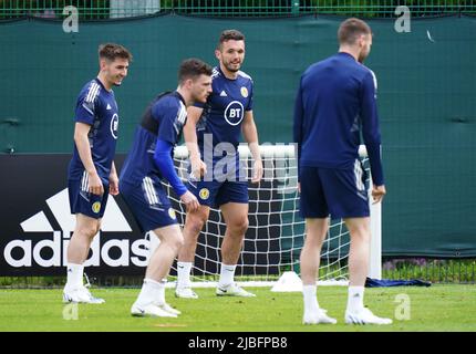 Schottlands John McGinn (Mitte) während einer Trainingseinheit im Oriam, Edinburgh. Bilddatum: Montag, 6. Juni 2022. Stockfoto