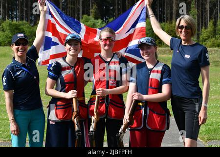 Das britische Frauen-Team Olympic Skeet gewann Gold bei der Junioren-Weltmeisterschaft, Suhl, Deutschland 2022. Phoebe Bodley-Scott, Bethany Norton und Sophie Herrmann Stockfoto