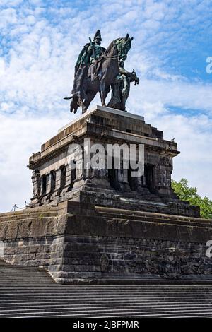 Deutsches Eck am Zusammenfluss von Rhein und Mosel in Koblenz mit Reiterstatue von Kaiser Wilhelm dem Großen. Stockfoto