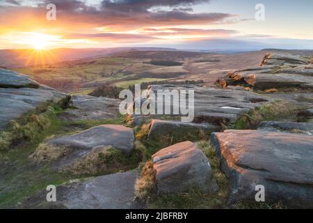 Sonnenuntergang. Stanage Edge, Hathersage, Peak District National Park, Derbyshire, Großbritannien. 14. März 2022. Foto von Richard Holmes. Stockfoto