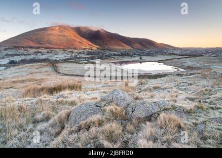 Sonnenaufgang. Tewet Tarn, Keswick, Lake District, Cumbria, Großbritannien. 7. März 2022. Foto von Richard Holmes. Stockfoto