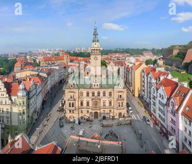 Klodzko, Polen. Luftaufnahme des historischen Rathauses am Marktplatz Stockfoto