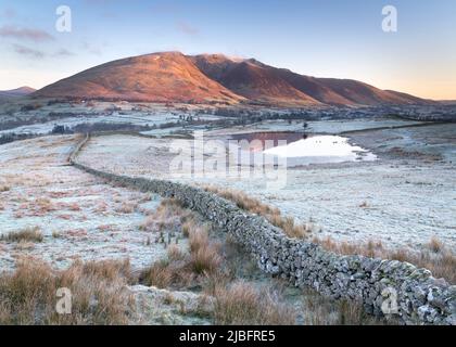 Sonnenaufgang. Tewet Tarn, Keswick, Lake District, Cumbria, Großbritannien. 7. März 2022. Foto von Richard Holmes. Stockfoto