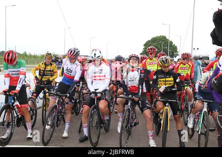 Colchester, Großbritannien. 06. Juni 2022. Die erste Etappe der Women's Tour beginnt im Sports Park am Northern Gateway in Colchester und endet heute in Bury St. Edmunds. Von links nach rechts stehen Elisa Longo Borghini, Tereza Neumanova, Kathrin Schweinberger, Alison Jackson und Coryn Labecki an der Spitze der Startlinie. Kredit: Eastern Views/Alamy Live Nachrichten Stockfoto