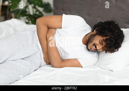 Eastern man leidet unter Schmerzen im Bauch Stockfoto