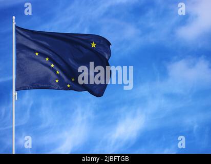 Nationalflagge des Staates Alaska auf einem Fahnenmast Stockfoto