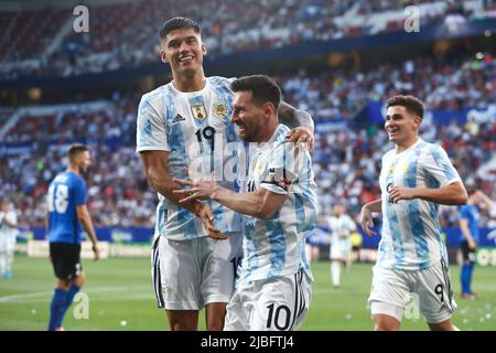 Pamplona, Spanien. 5.. Juni 2022. (L-R) Joaquin Correa, Lionel Messi, Julian Alvarez (ARG) Fußball/Fußball: Messi und Mannschaftsleiter feiern nach seinem Tor während des FIFA International Freundschaftsspiels zwischen Argentinien 5-0 Estland im Estadio El Sadar in Pamplona, Spanien . Quelle: Mutsu Kawamori/AFLO/Alamy Live News Stockfoto