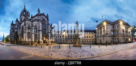 West Parliament Square mit St. giles Kathedrale bei Nacht, Panorama - Edinburgh, Schottland Stockfoto