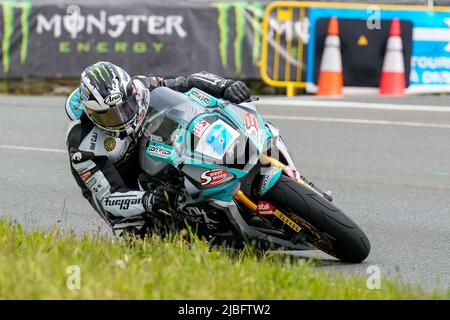 Douglas, Isle Of Man. 06.. Juni 2022. Michael Dunlop (600 Yamaha) vertritt das MD Racing Team auf seinem Weg zum Gewinn des Monster Energy Supersport TT Race 1 auf der Isle of man, Douglas, Isle of man, am 6. Juni 2022. Foto von David Horn/Prime Media Images Kredit: Prime Media Images/Alamy Live News Stockfoto