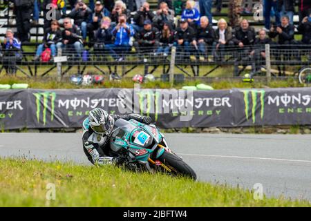 Douglas, Isle Of Man. 06.. Juni 2022. Michael Dunlop (600 Yamaha) vertritt das MD Racing Team auf seinem Weg zum Gewinn des Monster Energy Supersport TT Race 1 auf der Isle of man, Douglas, Isle of man, am 6. Juni 2022. Foto von David Horn/Prime Media Images Kredit: Prime Media Images/Alamy Live News Stockfoto