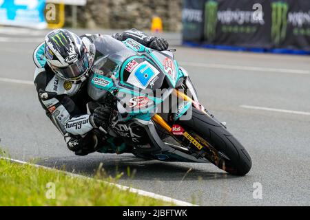 Douglas, Isle Of Man. 06.. Juni 2022. Michael Dunlop (600 Yamaha) vertritt das MD Racing Team auf seinem Weg zum Gewinn des Monster Energy Supersport TT Race 1 auf der Isle of man, Douglas, Isle of man, am 6. Juni 2022. Foto von David Horn/Prime Media Images Kredit: Prime Media Images/Alamy Live News Stockfoto